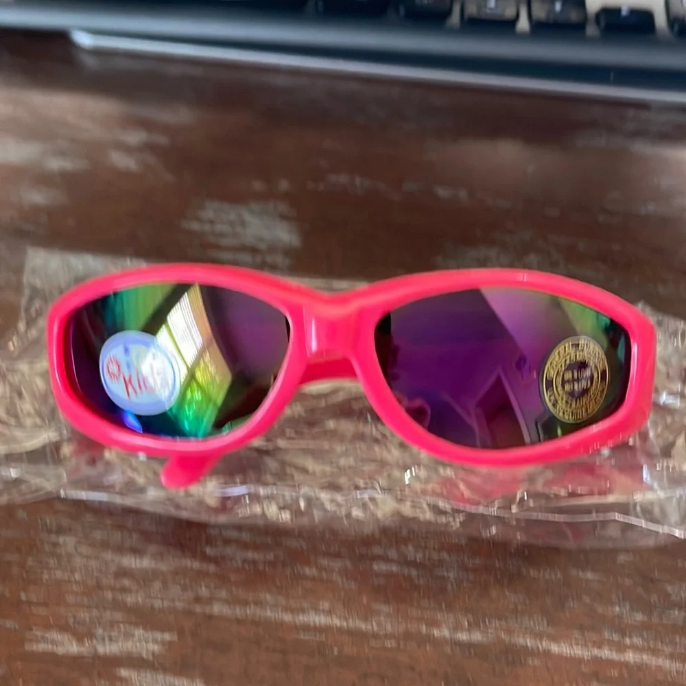 Kids hot pink sunglasses IOP